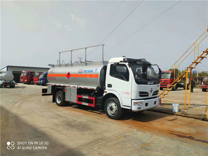 10立方東風(fēng)多利卡加油車(chē)